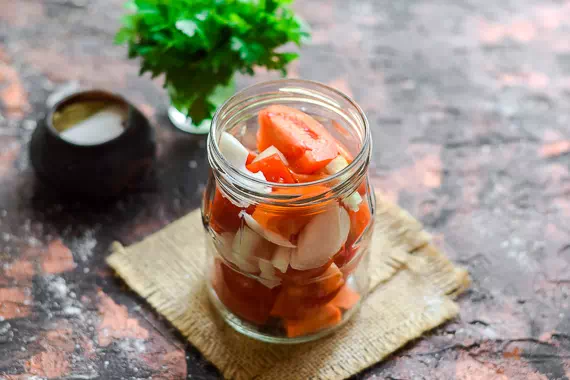 помидоры дольками с луком и маслом рецепт фото 5